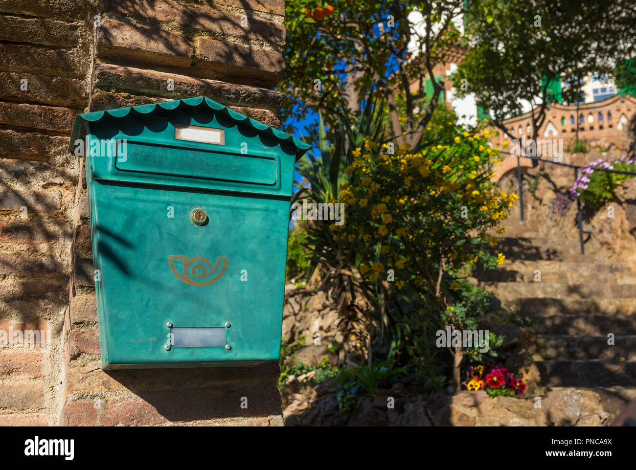 Mail Box vert traditionnel sur le mur à l'entrée de maison privée en Espagne. Banque D'Images