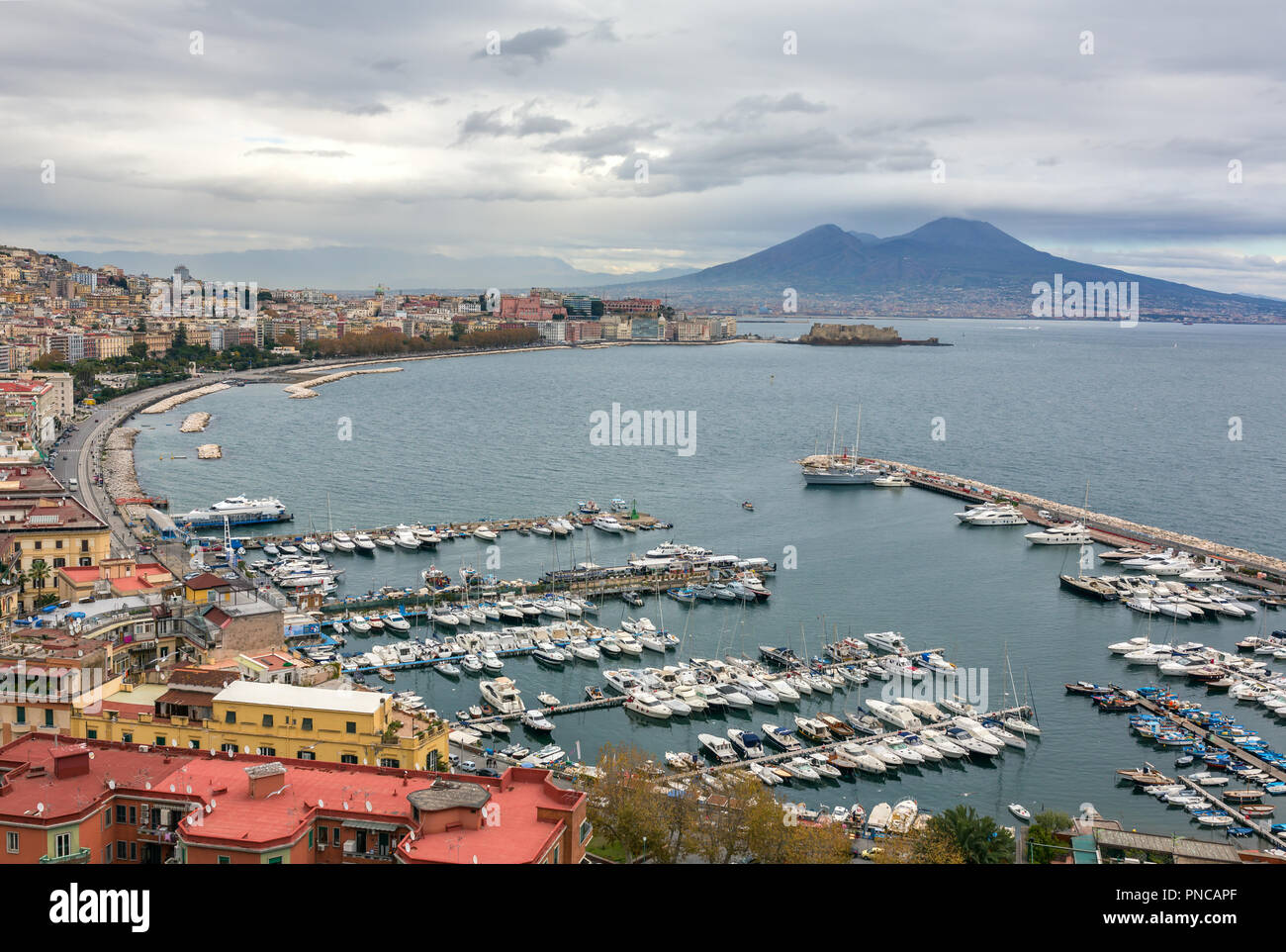 Panorama de Naples, vue sur le port dans le golfe de Naples et le Vésuve. La province de la Campanie. L'Italie. Jour nuageux Banque D'Images