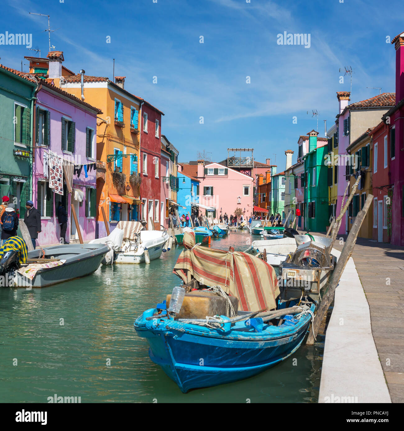 Canal de l'eau et maisons dans сolorful Burano, Venise, Italie. Banque D'Images