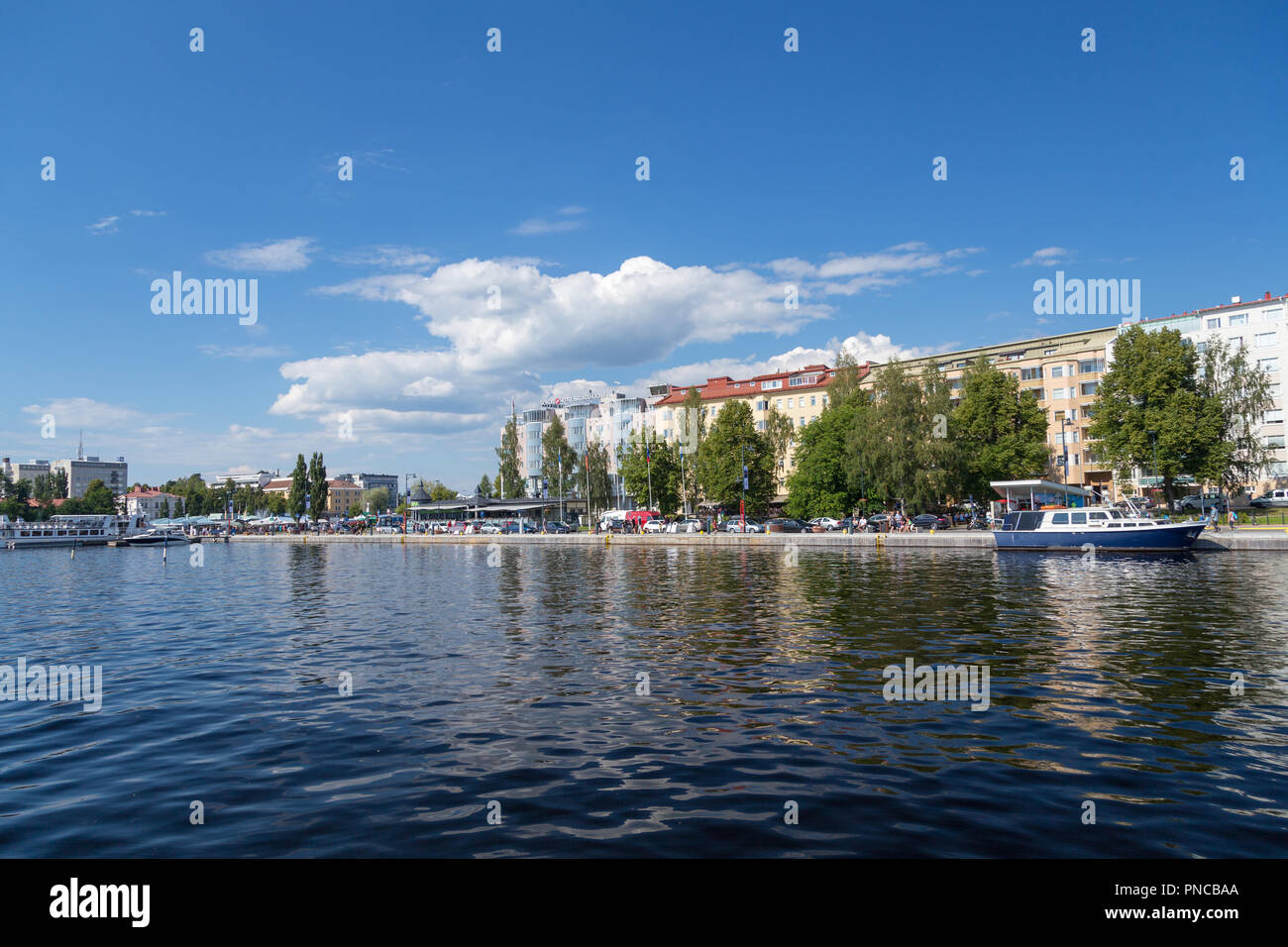 07.13.2018 Finlande Savonlinna, vue sur la ville par le lac de la ville Banque D'Images