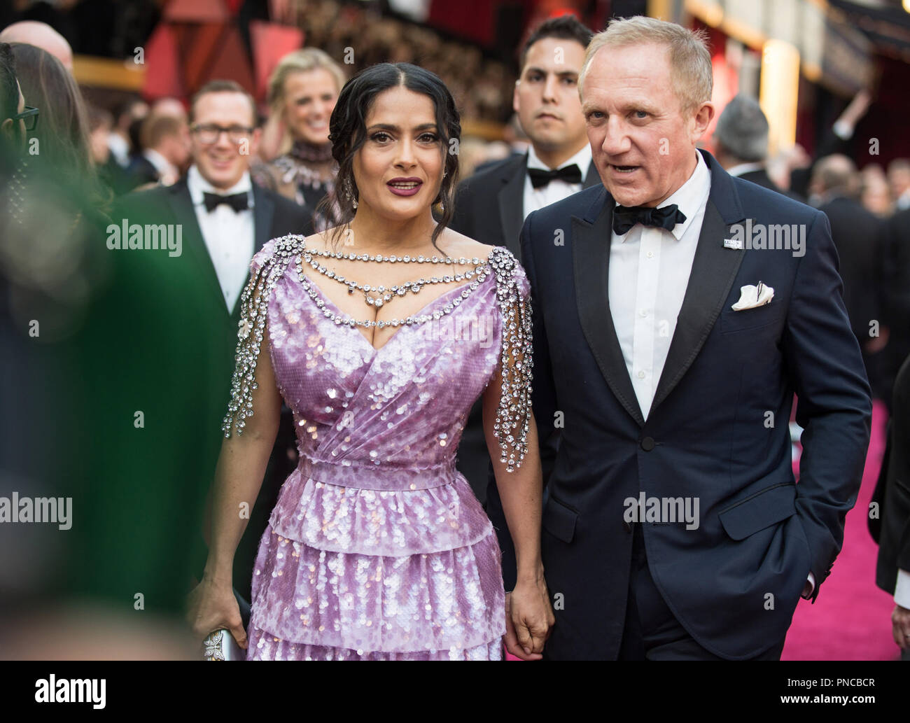Salma Hayek et François-Henri Pinault arrivent sur le tapis rouge de la 90e cérémonie des Oscars® au Dolby® Theatre à Hollywood, CA le dimanche, Mars 4, 2018. Référence #  33546 Fichier 071PLX pour un usage éditorial uniquement - Tous droits réservés Banque D'Images