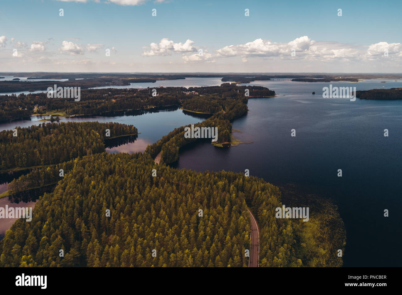 Finlande Punkaharju, avec des lacs scintillants entre le grand pins qui poussent sur les deux côtés de la crête, est le plus connu des paysages nationaux et stro Banque D'Images