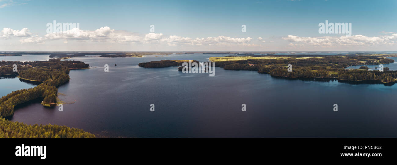 Panorama Finlande Punkaharju, avec des lacs scintillants entre le grand pins qui poussent sur les deux côtés de la crête, est le plus connu des paysages nationaux Banque D'Images
