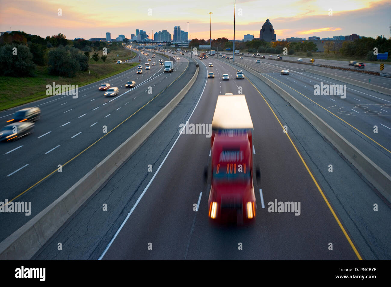 Amérique du Nord, Canada, Ontario, Toronto, la circulation sur l'autoroute au crépuscule Banque D'Images