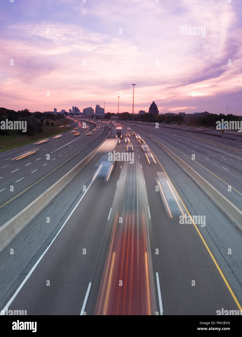 Amérique du Nord, Canada, Ontario, Toronto, la circulation sur l'autoroute au crépuscule Banque D'Images
