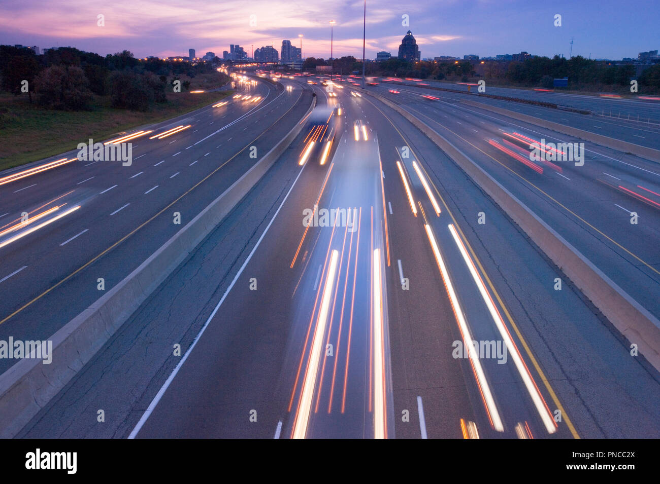 Amérique du Nord, Canada, Ontario, Toronto, le trafic sur l'autoroute 401 au crépuscule, une des routes les plus achalandés au monde Banque D'Images