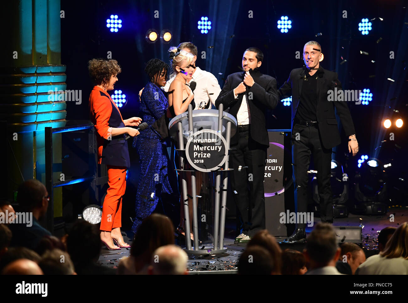 Wolf Alice sont annoncés comme gagnants de la 2018 Hyundai Mercury Music Prize, tenue à l'Eventim Apollo, Londres. Pour un usage éditorial dans le cadre de la 2018 Prix Mercure Hyundai uniquement. Banque D'Images