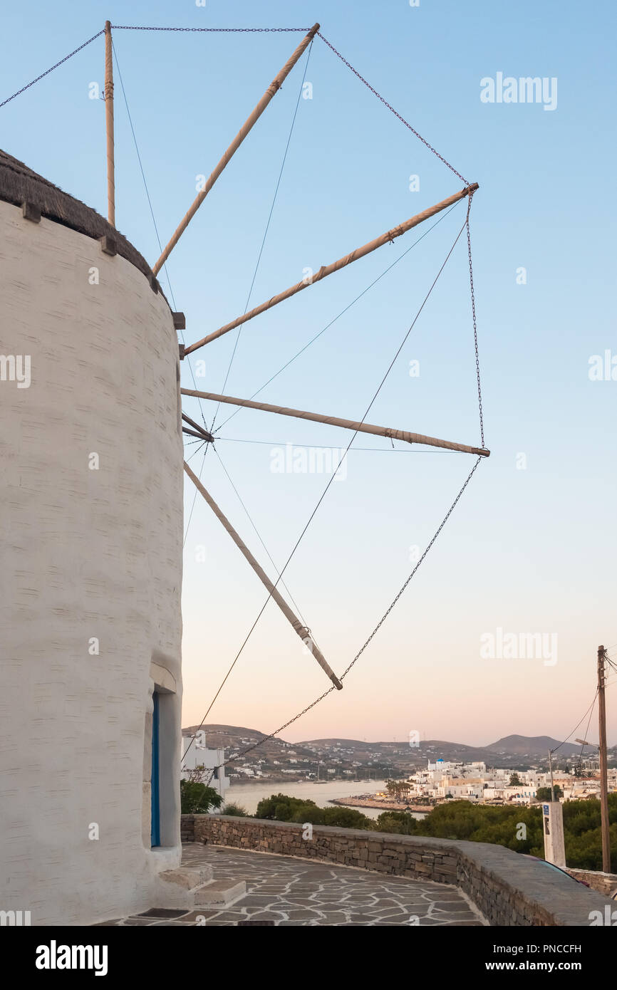 Moulin à vent traditionnel des cyclades au coucher du soleil sur l'île de Paros, Cyclades, Grèce Banque D'Images