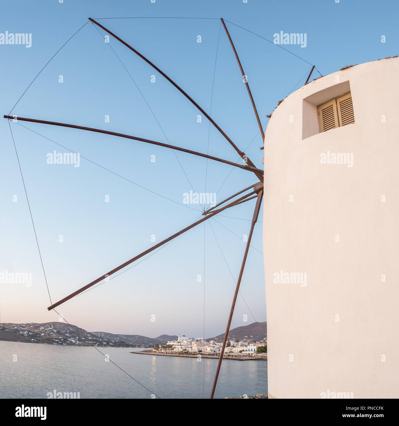 Moulin à vent traditionnel des cyclades au coucher du soleil sur l'île de Paros, Cyclades, Grèce Banque D'Images