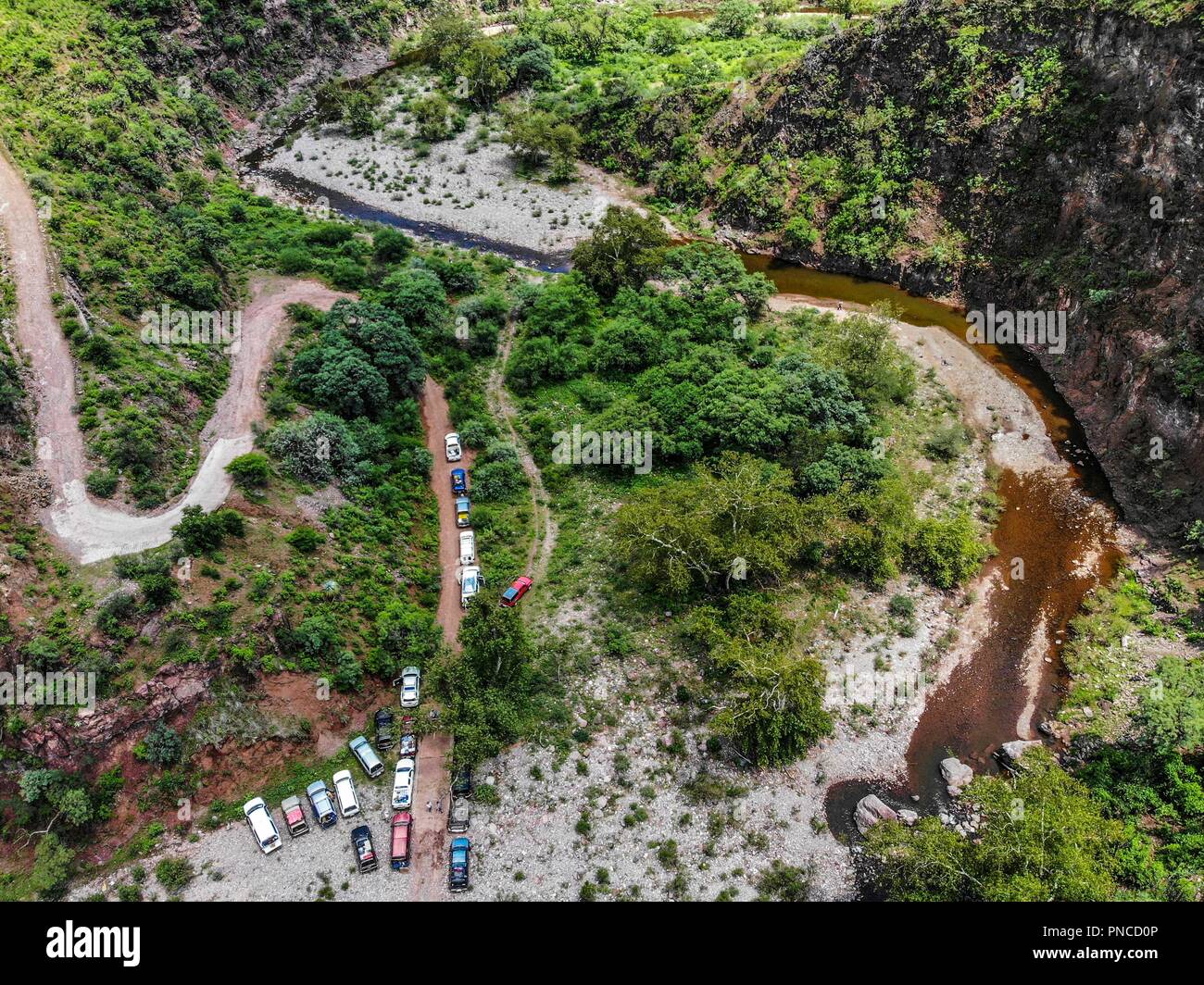 Vista aerea. Verde Paisaje y arroyo en un dia nublado, durante Expedición en Madrense Découverte La Mesa Tres Rios, Sonora au Mexique. La Sierra Madre Occiden Banque D'Images