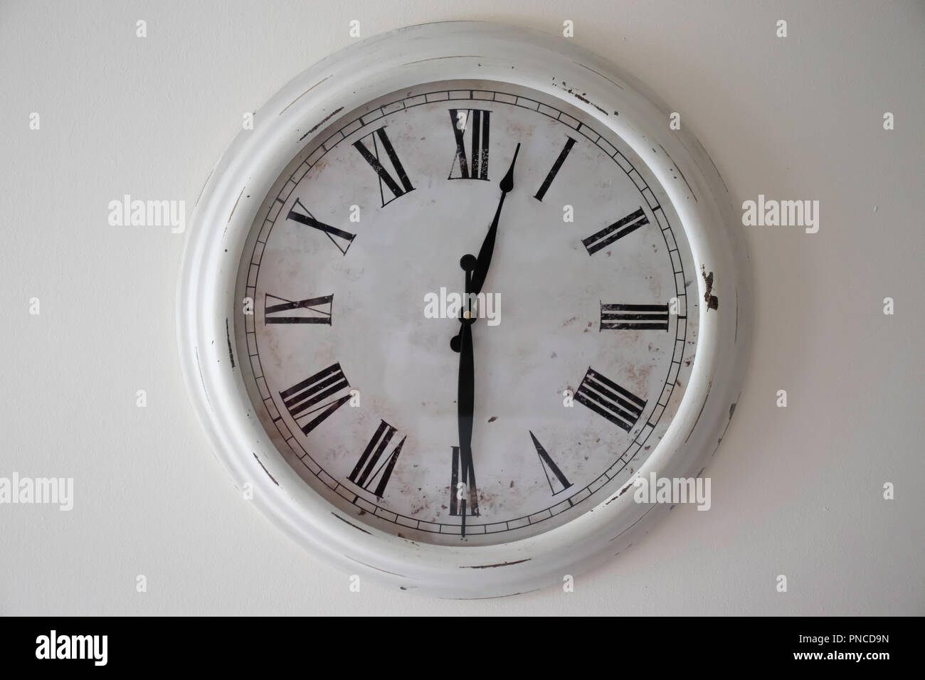 White, à l'ancienne horloge de mur blanc ordinaire Banque D'Images