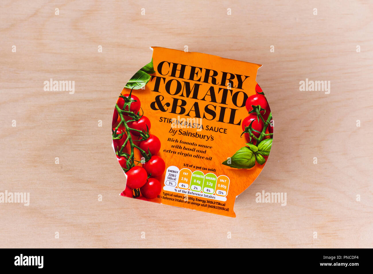 Tomate cerise et basilic sauté à la sauce pour pâtes par Sainsburys, Angleterre, Royaume-Uni Banque D'Images