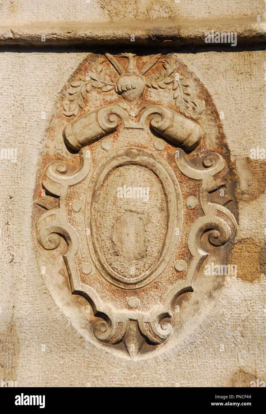 Ancien emblème héraldique de décharge avec barre et de protection sur un mur de Venise Banque D'Images