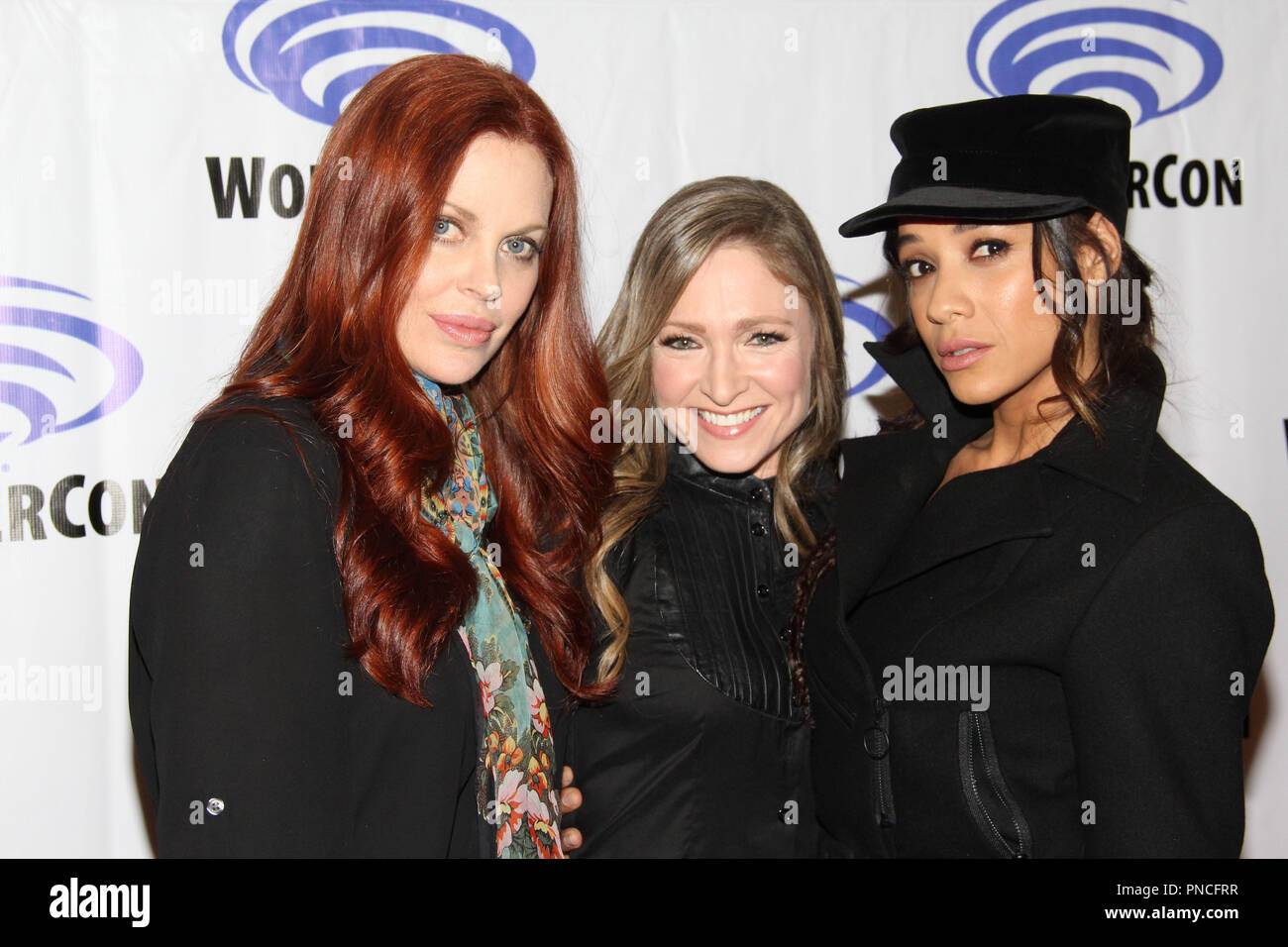 Kristin Bauer van Straten, Julie Nathanson et promouvoir l'Dania Ramirez DC Kamikazes de l'enfer à payer au jour 1 de WonderCon 2018 Anaheim. Tenue à l'Anaheim Convention Center, à Anaheim, CA. Le 23 mars 2018. Photo par : Richard Chavez / PictureLux Banque D'Images