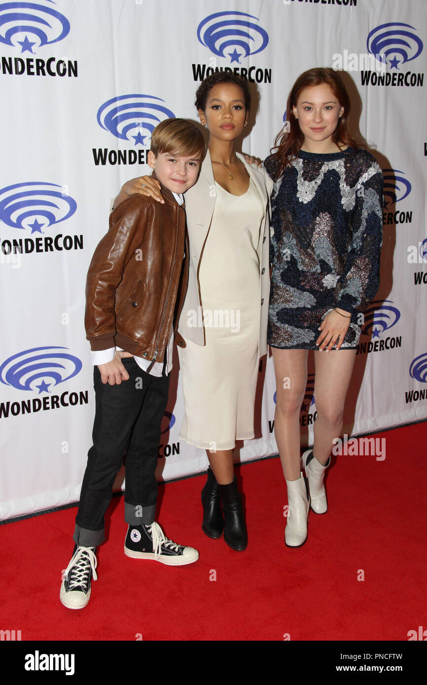 Max Jenkins, Taylor Russell et Mina Sundwall la promotion de la série d'origine Netflix 'Lost in Space' au jour 2 du WonderCon 2018 Anaheim. Tenue à l'Anaheim Convention Center, à Anaheim, CA. Le 23 mars 2018. Photo par : Richard Chavez / PictureLux Banque D'Images