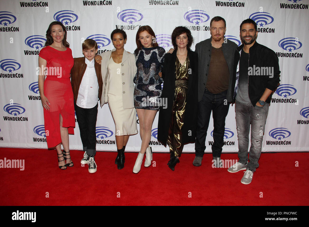 Molly Parker, Max Jenkins, Taylor Russell, Mina Sundwall, Parker Posey, Toby Stephens et Ignacio Serricchio la promotion de la série d'origine Netflix 'Lost in Space' au jour 2 du WonderCon 2018 Anaheim. Tenue à l'Anaheim Convention Center, à Anaheim, CA. Le 23 mars 2018. Photo par : Richard Chavez / PictureLux Banque D'Images