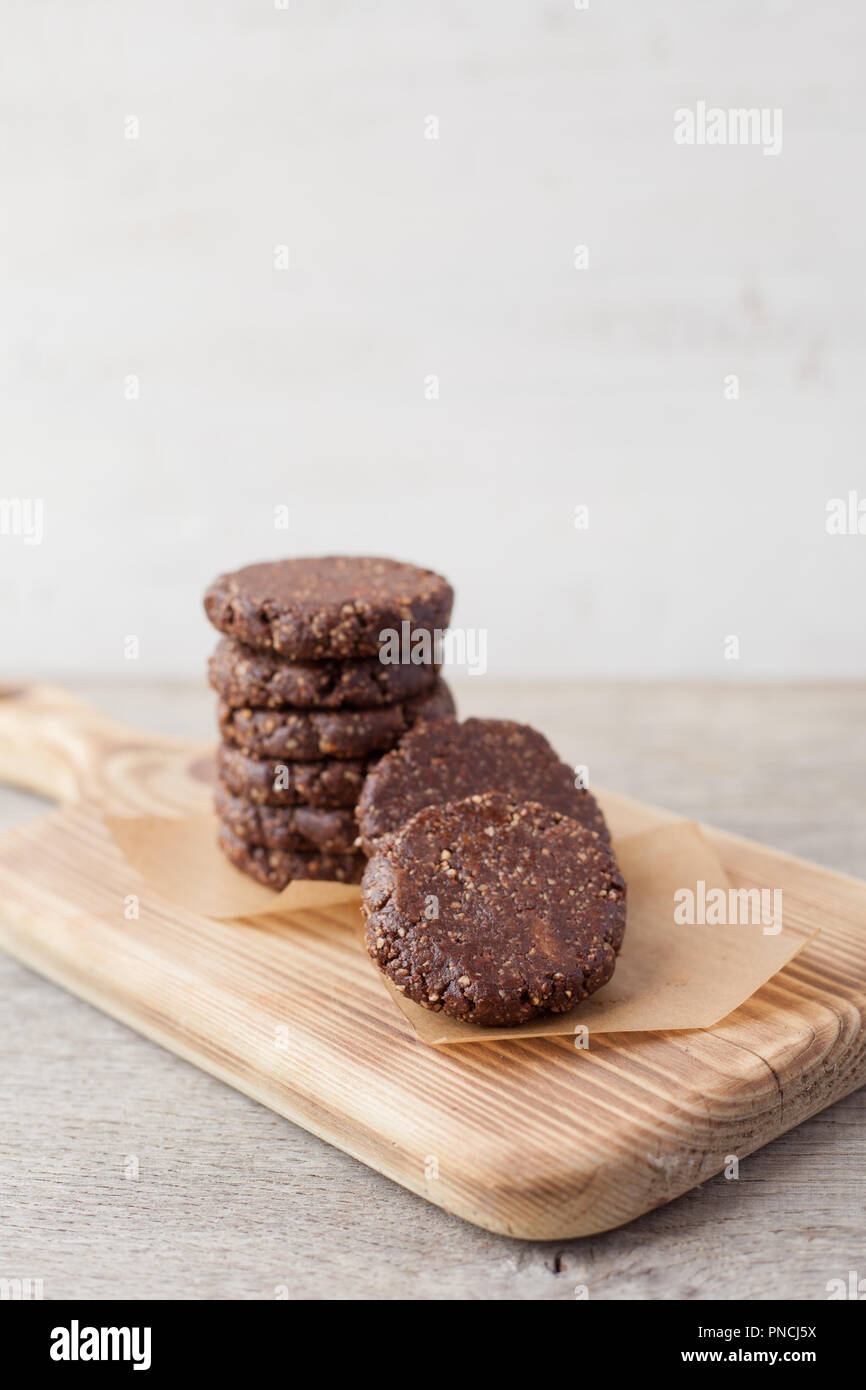 Végétalien premières style paléo cookies, faite avec les noix, l'huile de  noix de coco, le miel et les dattes, selective focus sur le cookie le plus  proche Photo Stock - Alamy