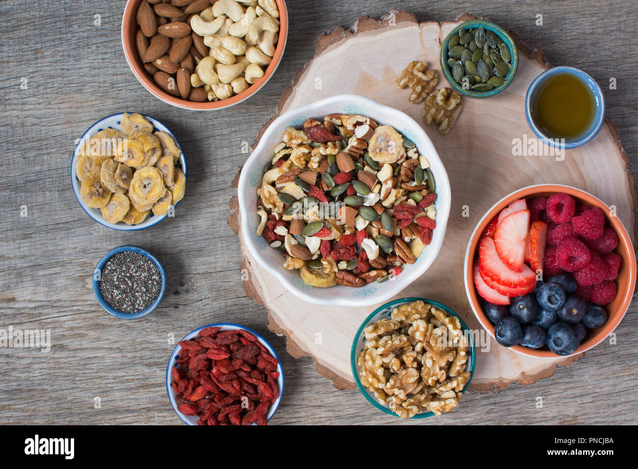 Le petit-déjeuner paléo : pas de gluten et d'avoine muesli libre faite avec  les noix, les baies et fruits, vue d'en haut Photo Stock - Alamy