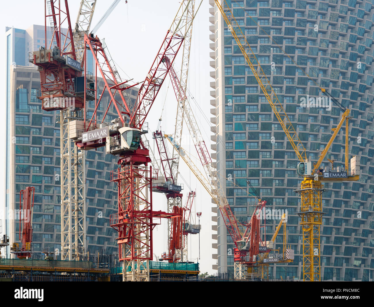 De nombreuses grues de construction sur chantier de construction de nouvelles tours de grande hauteur dans le centre-ville de Dubaï, AUX ÉMIRATS ARABES UNIS, Émirats arabes unis, Banque D'Images