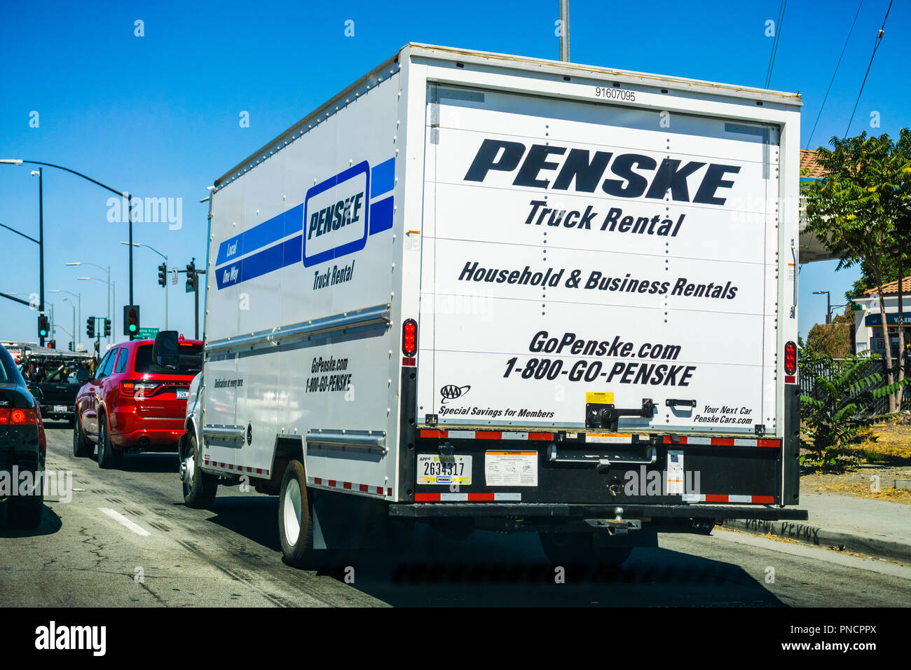 Septembre 11, 2018 San Jose / CA / USA - Penske a loué la conduite de camions sur l'autoroute dans le sud de San Francisco bay area Banque D'Images