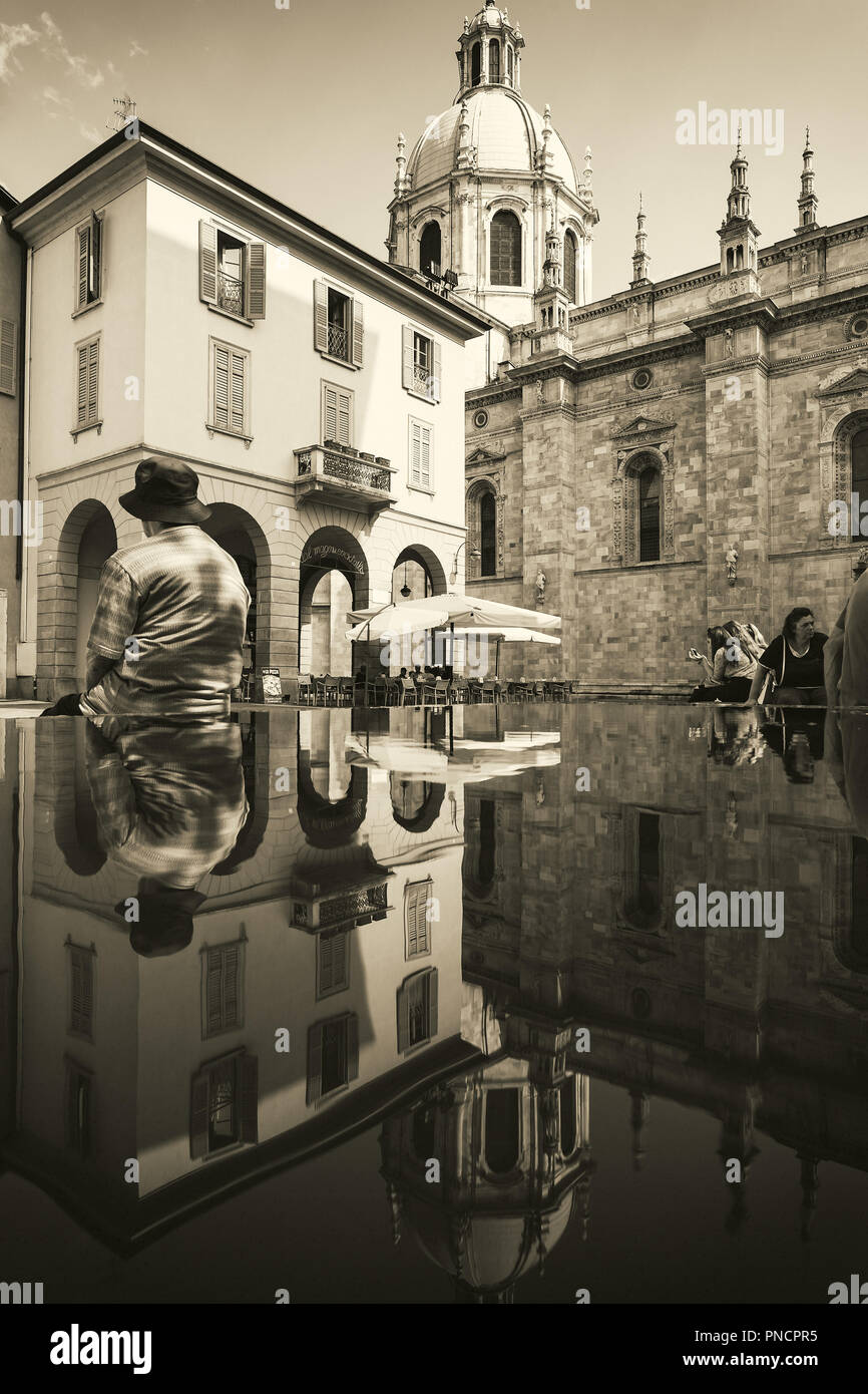 La Cathédrale de Côme compte avec des gens assis sur une fontaine, Lombardie, Italie Banque D'Images La Cathédrale de Côme compte avec des gens assis sur une fontaine, Lombardie, Italie Banque D'Images