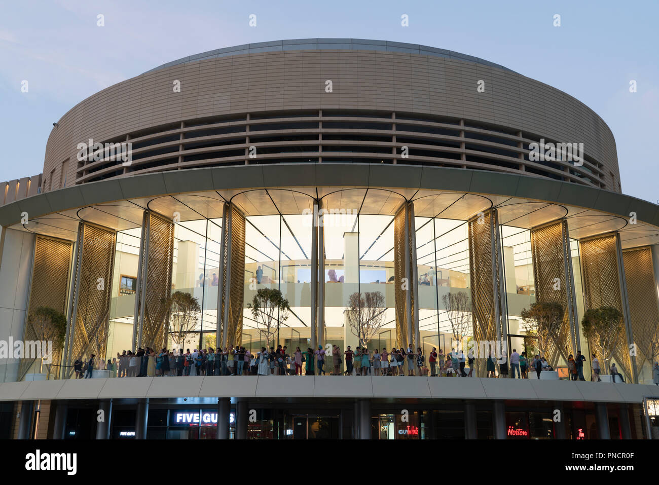 Extérieur de la nouvelle Apple Store dans le centre commercial de Dubaï à Dubaï, Émirats arabes unis. Banque D'Images