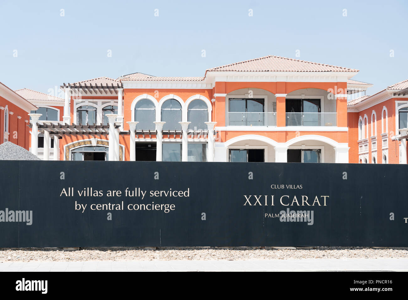 Billboard at nouvelles villas de luxe à vendre sur Palm Jumeirah à Dubai , ÉMIRATS ARABES UNIS, Émirats Arabes Unis Banque D'Images