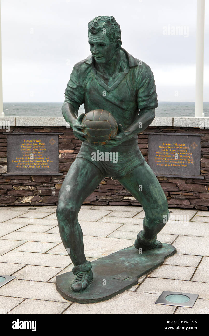 Waterville, République d'Irlande - 17 août 2018 : une statue de l'ancien joueur et entraîneur de football Gaélique Mick O'Dwyer, dans le village de Waterville Banque D'Images