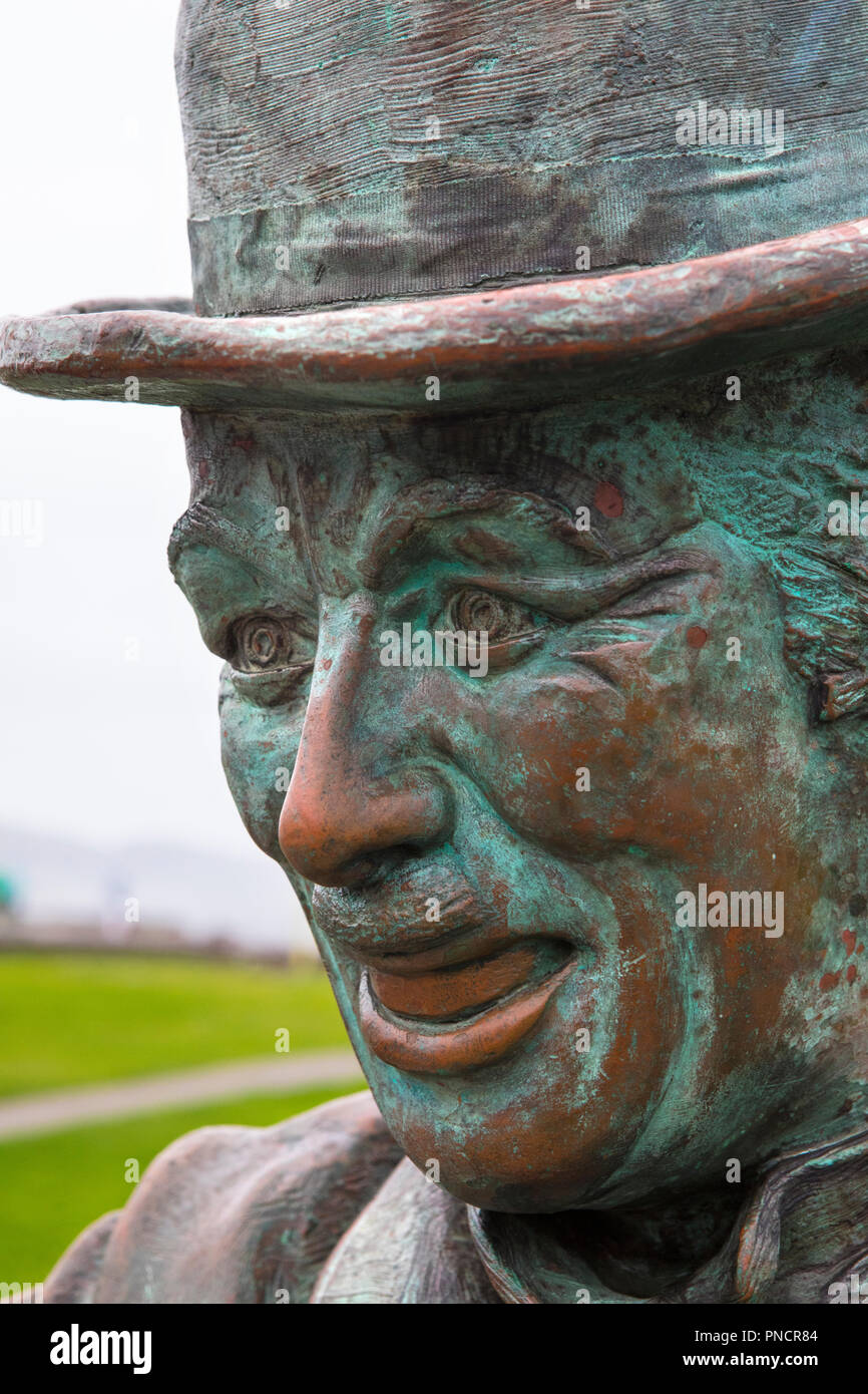Waterville, République d'Irlande - 17 août 2018 : une statue du légendaire Hollywood Charlie Chaplin dans le village de Waterville, Irlande. Chap Banque D'Images