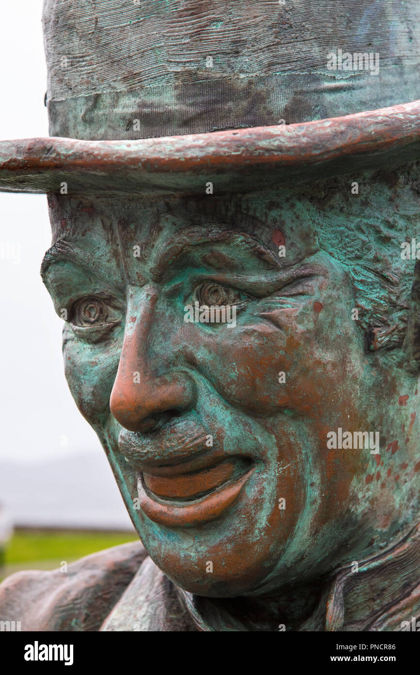 Waterville, République d'Irlande - 17 août 2018 : une statue du légendaire Hollywood Charlie Chaplin dans le village de Waterville, Irlande. Chap Banque D'Images