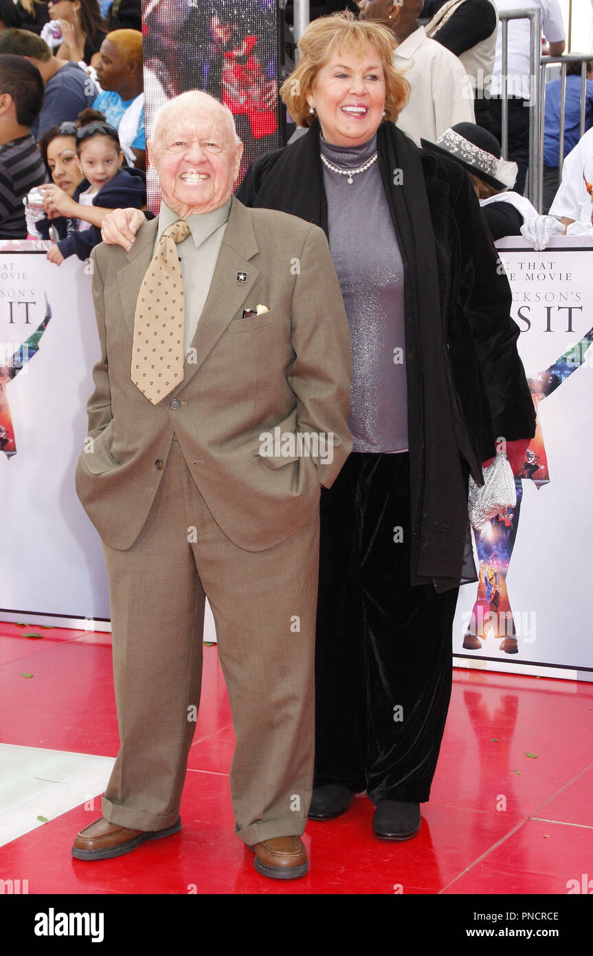 Mickey Rooney et épouse, Jan arrivant à la première de Los Angeles Michael Jackson's La rencontre s'est tenue au Nokia Theatre de Los Angeles, CA. L'événement a eu lieu le mardi 27 octobre 2009. Photo par : Pedro Ulayan_Pacifique Photo Presse. / PictureLux MickeyRooney_#  de référence Fichier_WifeJan_102709 2RPAC pour un usage éditorial uniquement - Tous droits réservés Banque D'Images