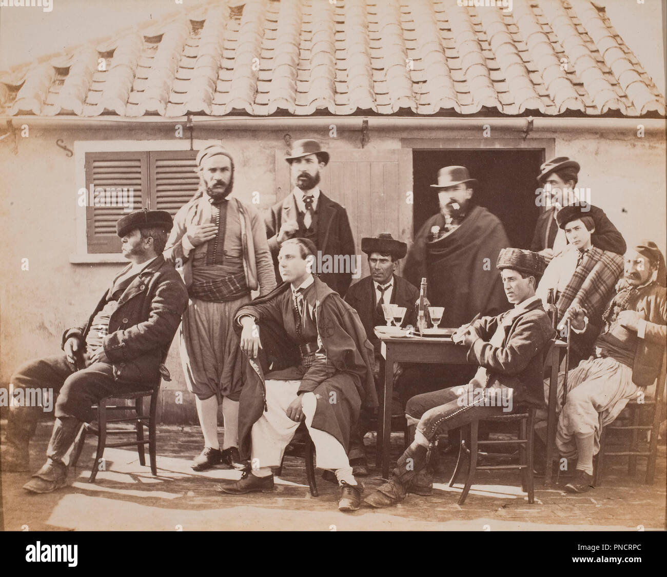 Gibraltar, groupe de contrebandiers. Date/Période : De 1860 à 1863. Photographie. De l'albumine sur papier. Hauteur : 165 mm (6.49 in) ; Largeur : 206 mm (8,11 in). Auteur : Robert Peters Napper. Banque D'Images