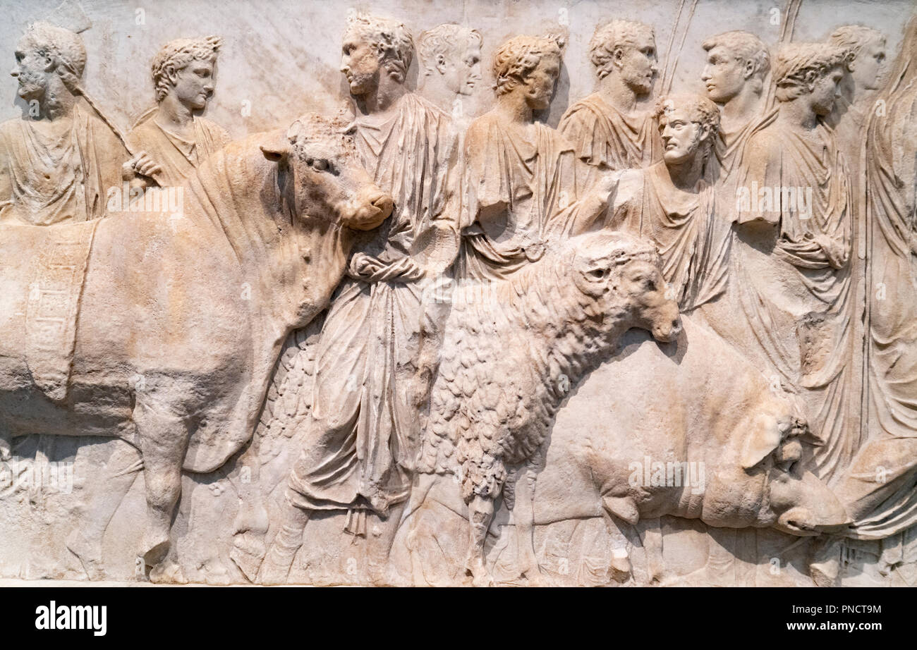Fragment d'un allégement d'architecture montrant un sacrifice rituel, l'Empire romain à l'affiche au Louvre Abu Dhabi , ÉMIRATS ARABES UNIS Banque D'Images