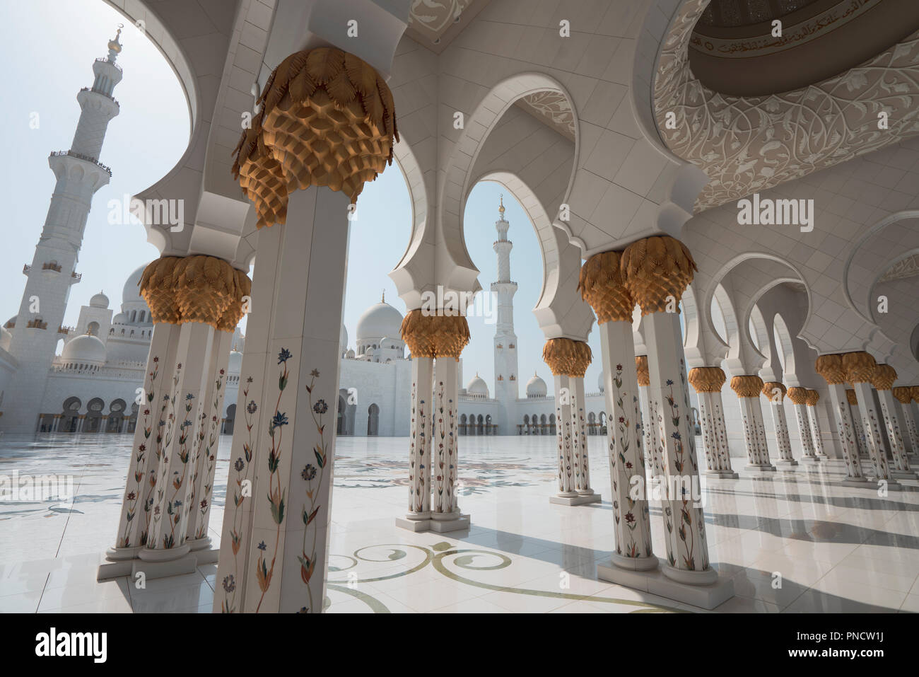L'extérieur de la Grande Mosquée Sheikh Zayed à Abu Dhabi, Émirats arabes unis, ÉMIRATS ARABES UNIS Banque D'Images