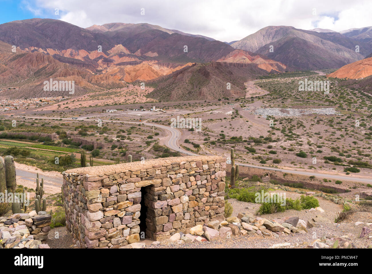 Vue depuis l'enrichissement de l'Inca (Pucará ou Pukara) dans la région de Tilcara, Province de Jujuy, Argentine Banque D'Images