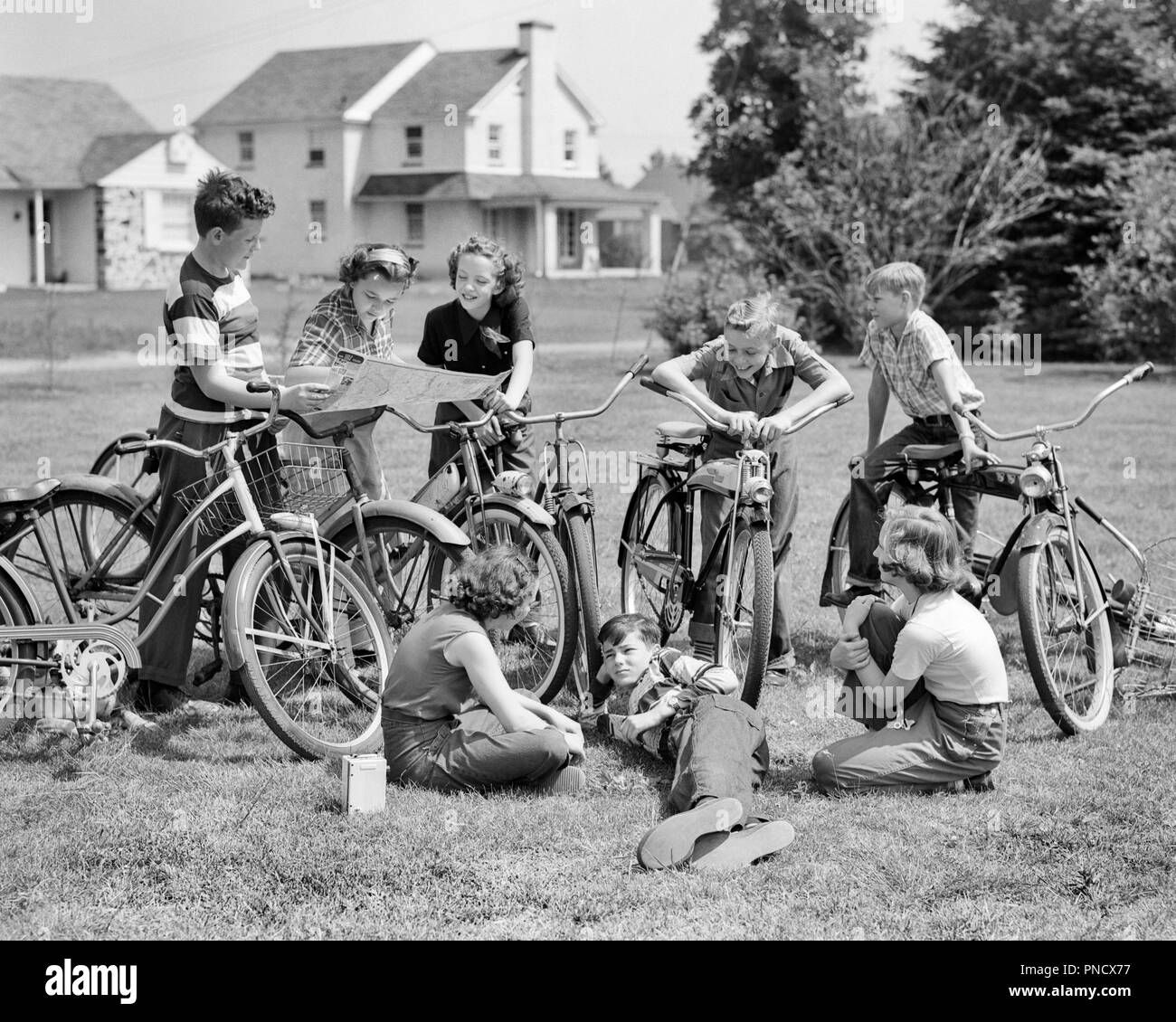 1950 8 ENFANTS GARÇONS ET FILLES AVEC DES VÉLOS EN REGARDANT UNE CARTE DE LA PLANIFICATION D'UNE JOURNÉE D'ACTIVITÉ - b11274 HAR001 Vélos HARS SUMMERTIME ACTIVITÉ 8 LE BONHEUR DE L'AVENTURE ET LES LOISIRS DES JEUNES COOPÉRATION LEADERSHIP CONNEXION PRÉ-ADO PRÉ-ADO Garçon Fille PRÉADOLESCENTE VIVRE ENSEMBLE NOIR ET BLANC DE L'ORIGINE ETHNIQUE CAUCASIENNE HAR001 old fashioned Banque D'Images