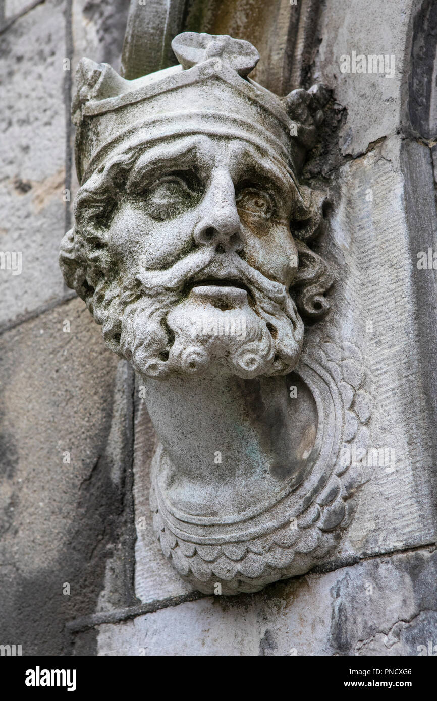 Une sculpture d'un roi irlandais Brian Boru -, située à l'extérieur de la Chapelle Royale au château de Dublin, dans le centre-ville historique de Dublin, République d'Ir Banque D'Images