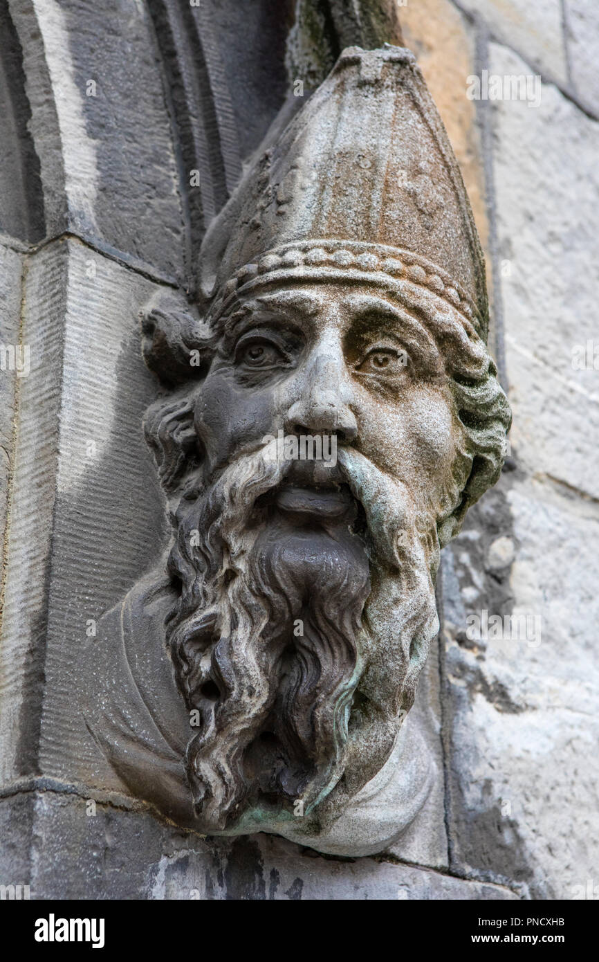 Une sculpture de Saint Patrick, située à l'extérieur de la Chapelle Royale au château de Dublin, dans le centre-ville historique de Dublin, République d'Irlande. Banque D'Images