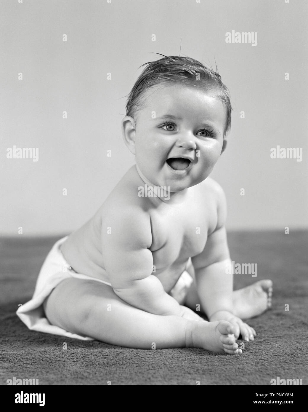 1940 Bebe Potele Avec Visage Expressif Portant L Erytheme Assise Penchee En Avant Comme Si Parler Looking At Camera B Har001 Croissance Hars Mineurs Questions Attentifs Noir Et Blanc Bebe Fille L Origine