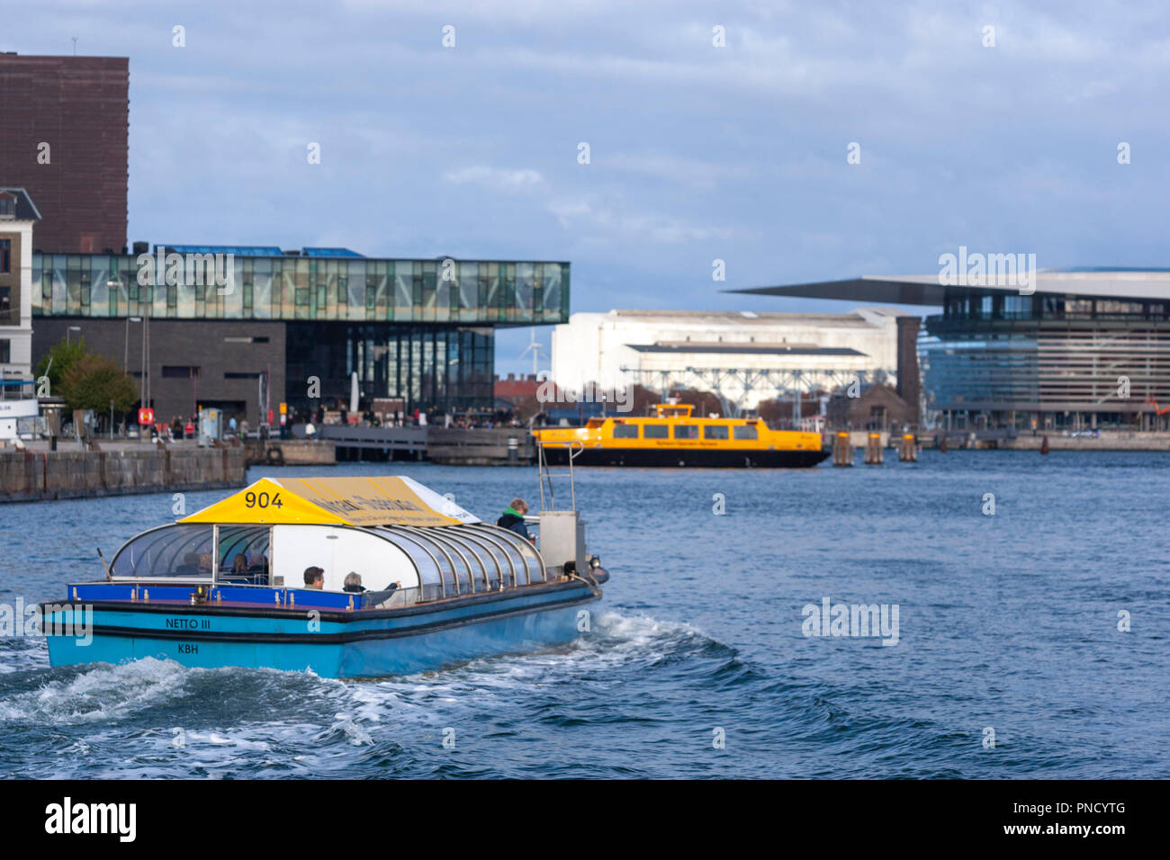 Netto-Bådene Excursion en bateau près de Théâtre Royal Danois, un théâtre bâtiment pour le Théâtre royal du Danemark, à partir d'un bus du port, Copenhague, Danemark Banque D'Images