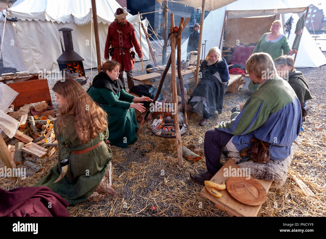 Les gens à l'époque médiévale la douane dans un feu de camp, marché médiéval à Copenhague, Danemark Banque D'Images