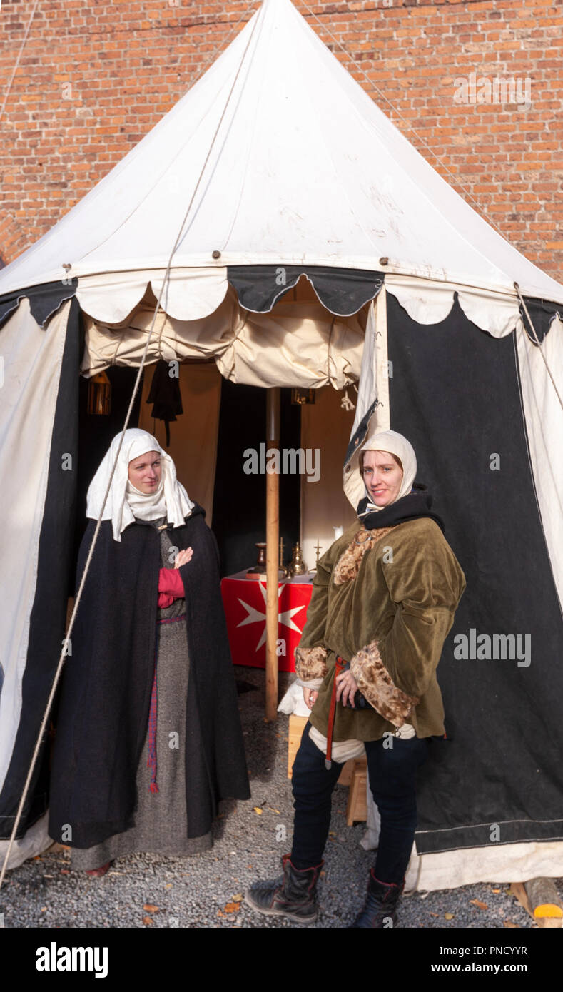 Tente avec deux femmes est une cité médiévale, marché médiéval des douanes à Copenhague, Danemark Banque D'Images