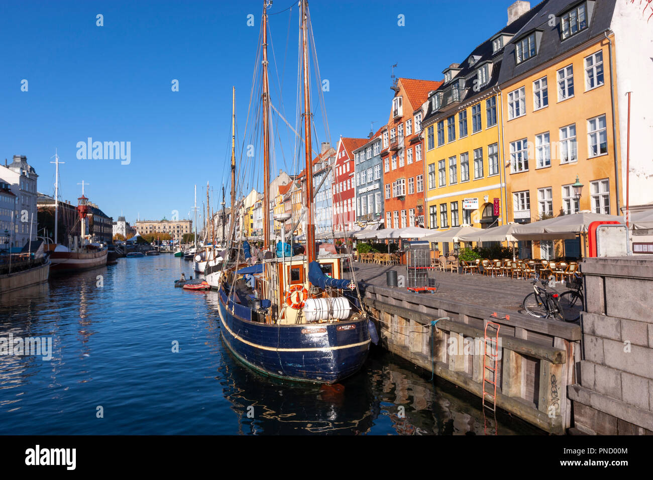 Nyhavn, 17e siècle, au bord de canal et de divertissements, avec des façades colorées, Copenhague, Danemark Banque D'Images