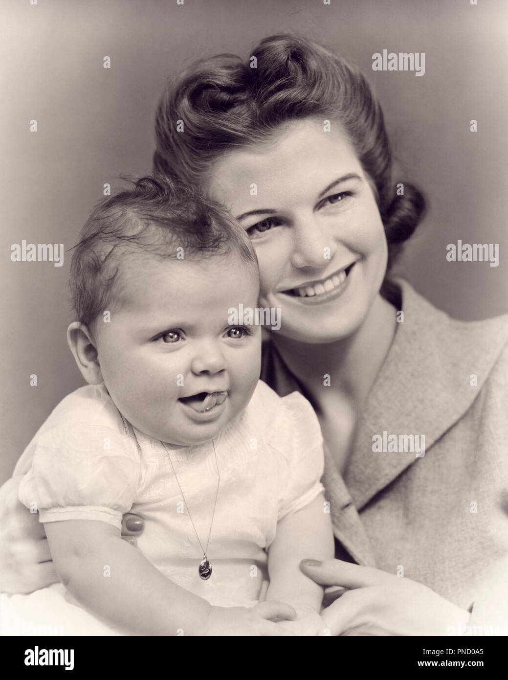 1940 SMILING MOTHER HUGGING sourire tout-petit bébé fille À L'APPAREIL PHOTO - b4362 HAR001 HARS HUGGING STYLE ANCIEN STYLE DU VISAGE JUVÉNILE 1 JEUNES ADULTES COMMUNICATION FORTE ÉTREINTE HEUREUSE JOIE DE VIE LES FEMMES DE SANTÉ ACCUEIL VIE HUG MESDAMES FILLES LES PERSONNES QUI S'OCCUPENT DES EXPRESSIONS FAIRE PLACE AU B&W LE BONHEUR DE LA TÊTE ET DES ÉPAULES SERRÉES LES DEUX JOYEUX SOURIRES UPDO ROULEAUX FIERTÉ LA VICTOIRE joyeuse émotion AFFECTION ATTACHEMENT PERSONNEL jeunes mamans CROISSANCE TOGETHERNESS WOMAN NOIR ET BLANC DE L'ORIGINE ETHNIQUE CAUCASIENNE HAR001 old fashioned Banque D'Images