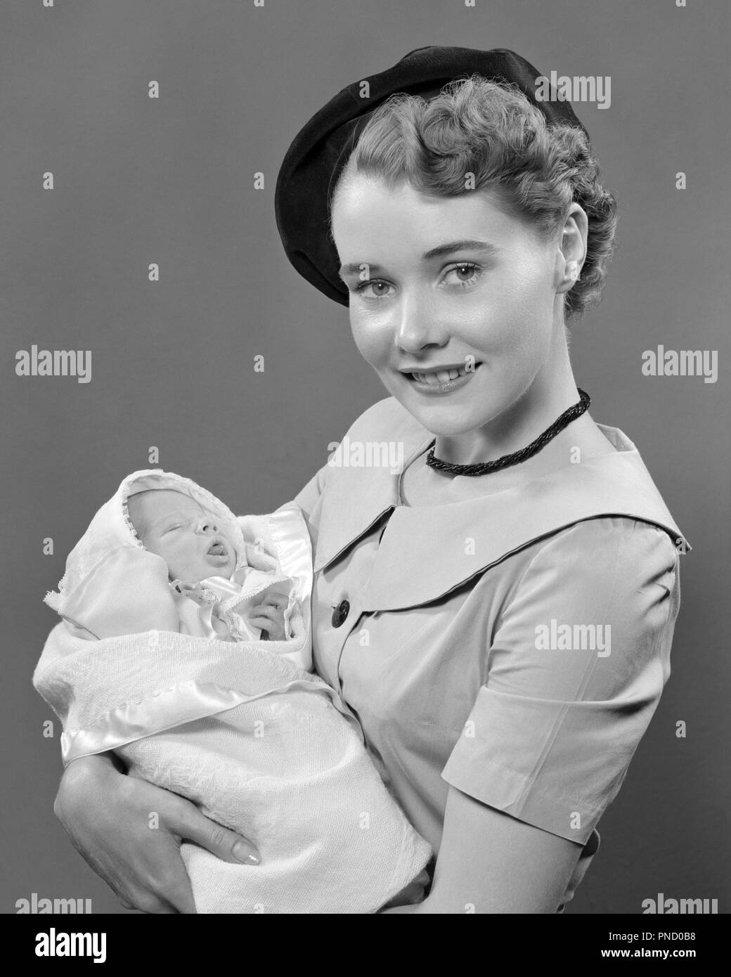 1950 Portrait Smiling Young Woman Wearing Beret Mere Hat Looking At Camera Holding Infant Baby Fils D Armes B5169 Har001 Hars Meres Urbaines Anciennes Nostalgie Hugging Style Ancien 1 Jeunes Adultes Style 1950 Portrait Smiling Young Woman Wearing Beret Mere Hat Looking At Camera Holding Infant Baby Fils D Armes B5169 Har001 Hars Meres Urbaines Anciennes Nostalgie Hugging Style Ancien 1 Jeunes Adultes Style