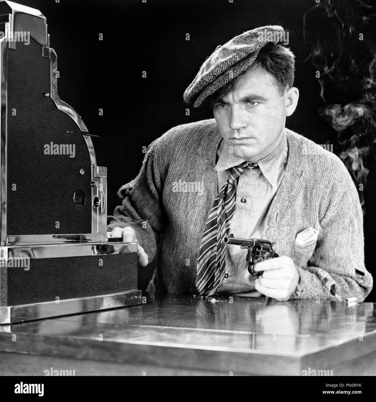 Années 1930, l'homme criminel désespéré AVEC ARME À LA CAISSE ENREGISTREUSE de commettre un cambriolage à main armée CRIME - c8475 HAR001 ARME ARMES CRIMINELLES HARS ACTEUR DE VIE PERSONNES DEMI-LONGUEUR HOMMES CARACTÈRE FORCE EXPRESSIONS RISQUE VOLEUR VOL B&W TRISTESSE GUY À MAIN ARMÉE INTERPRÈTE REVOLVER SUR ENTERTAINER HOLDUP GANGSTER NOIR ACTEURS MÉTIERS CONCEPTUEL AVEC VIOLENCE AGGRAVÉE STICK PAR COMMETTRE D'ARMES À FEU ARMES À FEU ARTISTES MID-ADULT MID-ADULT MAN INTERPRÈTES MENACE PISTOLET NOIR ET BLANC menaçant l'origine ethnique caucasienne HAR DÉSESPÉRÉE001 old fashioned Banque D'Images