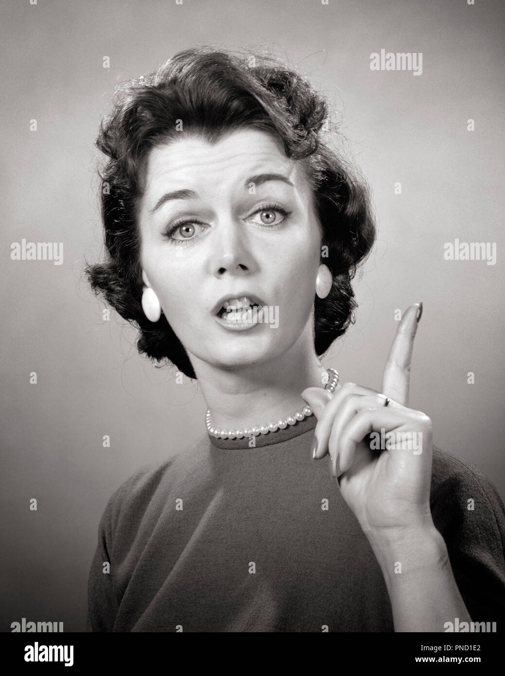 Années 1950 Années 1960 BRUNETTE WOMAN PEARL STRAND EARRINGS DOIGT EN PARLANT DE PARLER À LA CONFÉRENCE DE L'APPAREIL PHOTO À ENSEIGNER À NAG - g4859 HAR001 EXPRESSIONS HARS B&W CONFÉRENCE CONCERNÉS DANS LES YEUX DE LA TÊTE ET DES ÉPAULES BRUNE STYLES LANCINANTE JUSQU'AU FOYER DE L'AUTORITÉ D'ENSEIGNER LES MÉTIERS DE FAUX porte-parole auto-assuré élégant STRAND BIJOUX FASHIONS MID-ADULT MID-ADULT WOMAN NAG NOIR ET BLANC DE L'ORIGINE ETHNIQUE CAUCASIENNE HAR EXPRESSIF001 old fashioned Banque D'Images