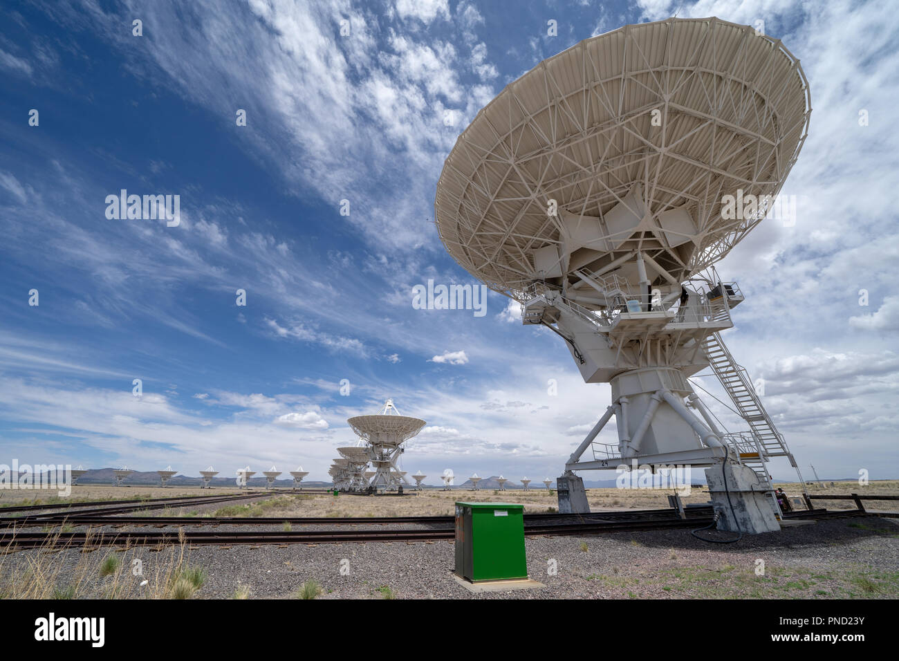 Vue grand angle du Very Large Array centre de communication par satellite dans le Nouveau Mexique à l'été Banque D'Images