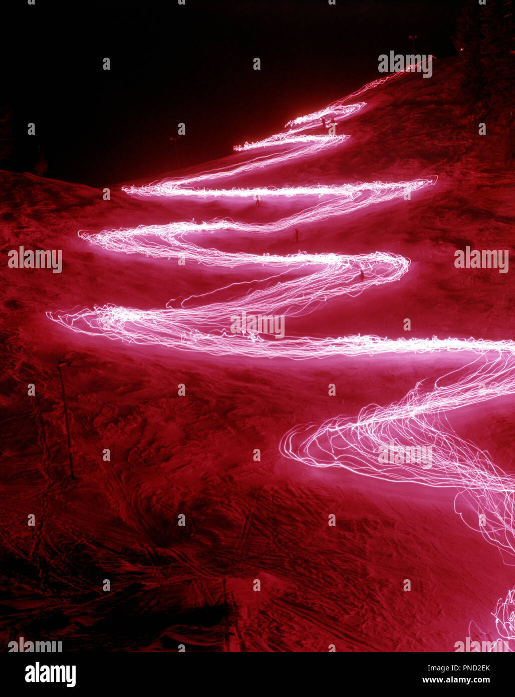 1970 AERIAL NUIT ABSTRACT PATTERN STROBOSCOPIQUES DE SKIEURS HOLDING SKI ALPIN LIGHTS ZIG ZAG SUR LA PENTE DE SKI DE L'HIVER - ka4830 GRV001 ANTENNES HARS Banque D'Images