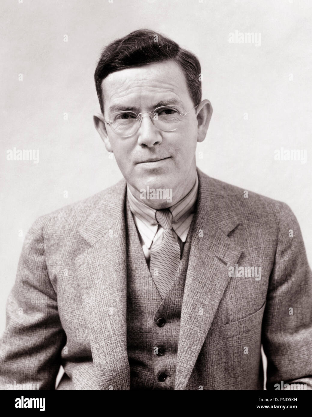 1930 PHOTOGRAPHE PORTRAIT MAN H. ARMSTRONG ROBERTS portant des lunettes gilet costume cravate LOOKING AT CAMERA - p5505 HAR001 HARS, CONTACT AVEC LES YEUX LE BONHEUR SOURIT STYLES costume trois pièces H ARMSTRONG ROBERTS ÉLÉGANT JOYEUSE FASHIONS NOIR ET BLANC DE L'ORIGINE ETHNIQUE CAUCASIENNE HAR001 old fashioned Banque D'Images